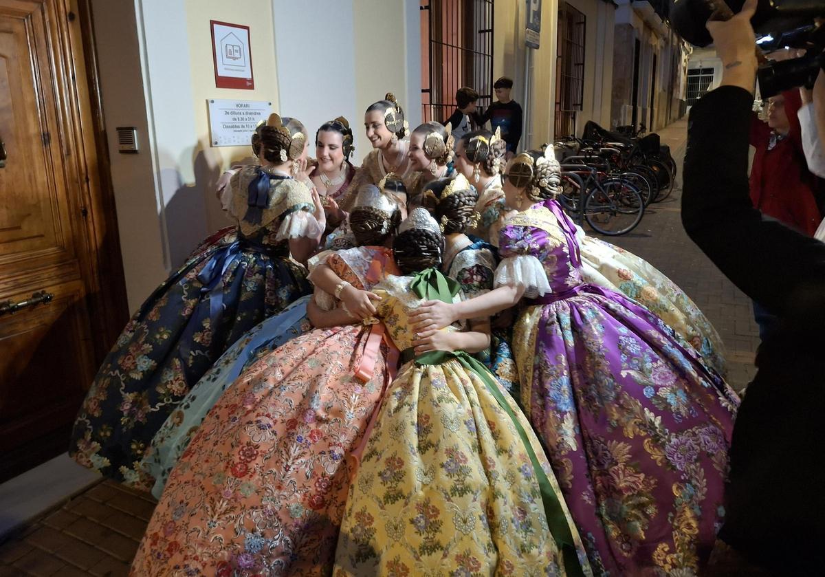 El abrazo colectivo: las falleras hacen piña