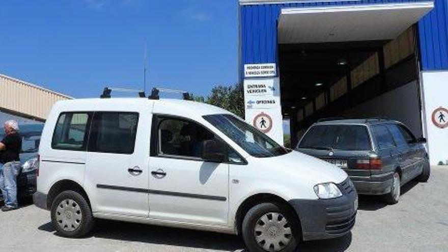 Varios coches, entre ellos uno de Ibiza, esperan en la entrada de la ITV de Formentera para realizar la inspección.