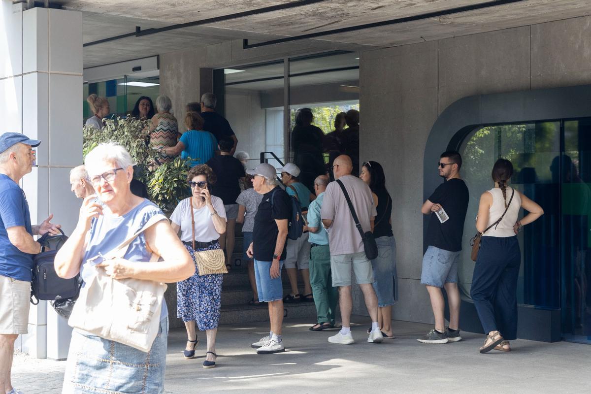 Largas colas para las entradas del Concierto de Hogueras de INFORMACIÓN