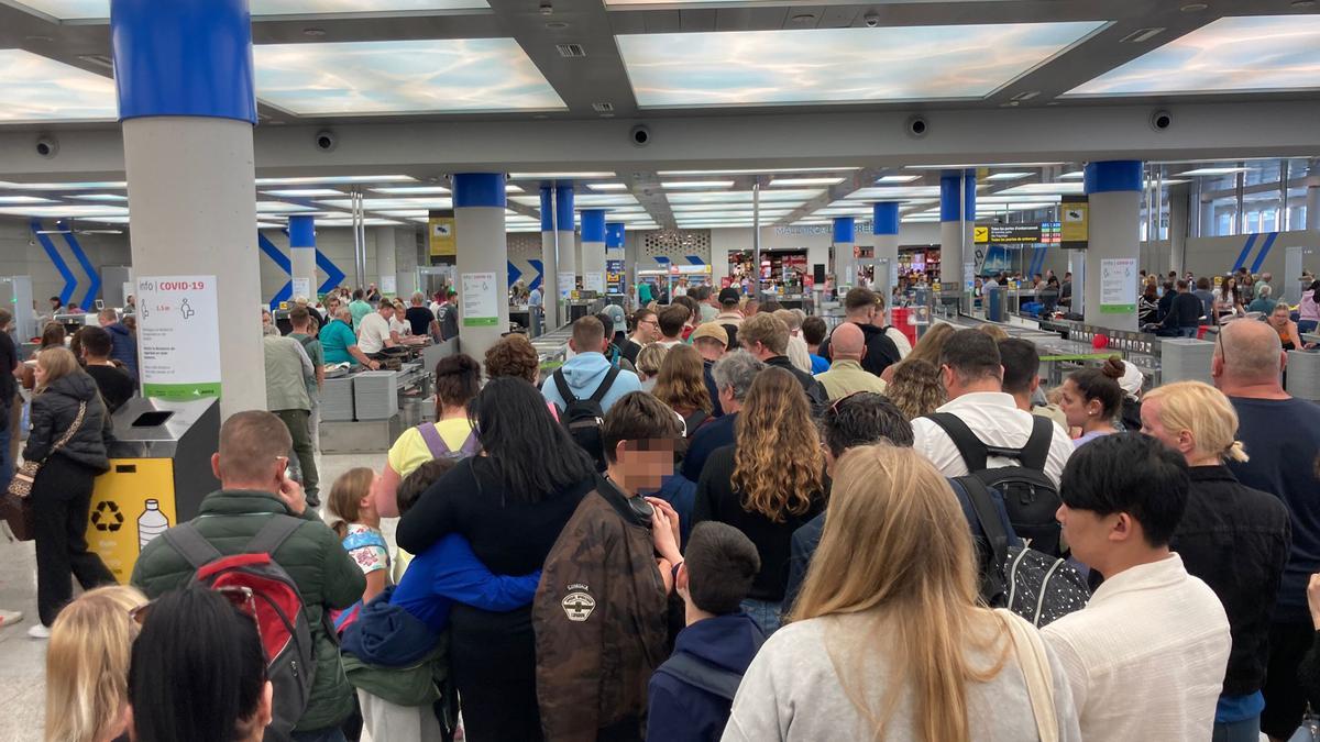 Lange Schlange an der Sicherheitskontrolle am Flughafen Palma am Dienstag (11.4.).