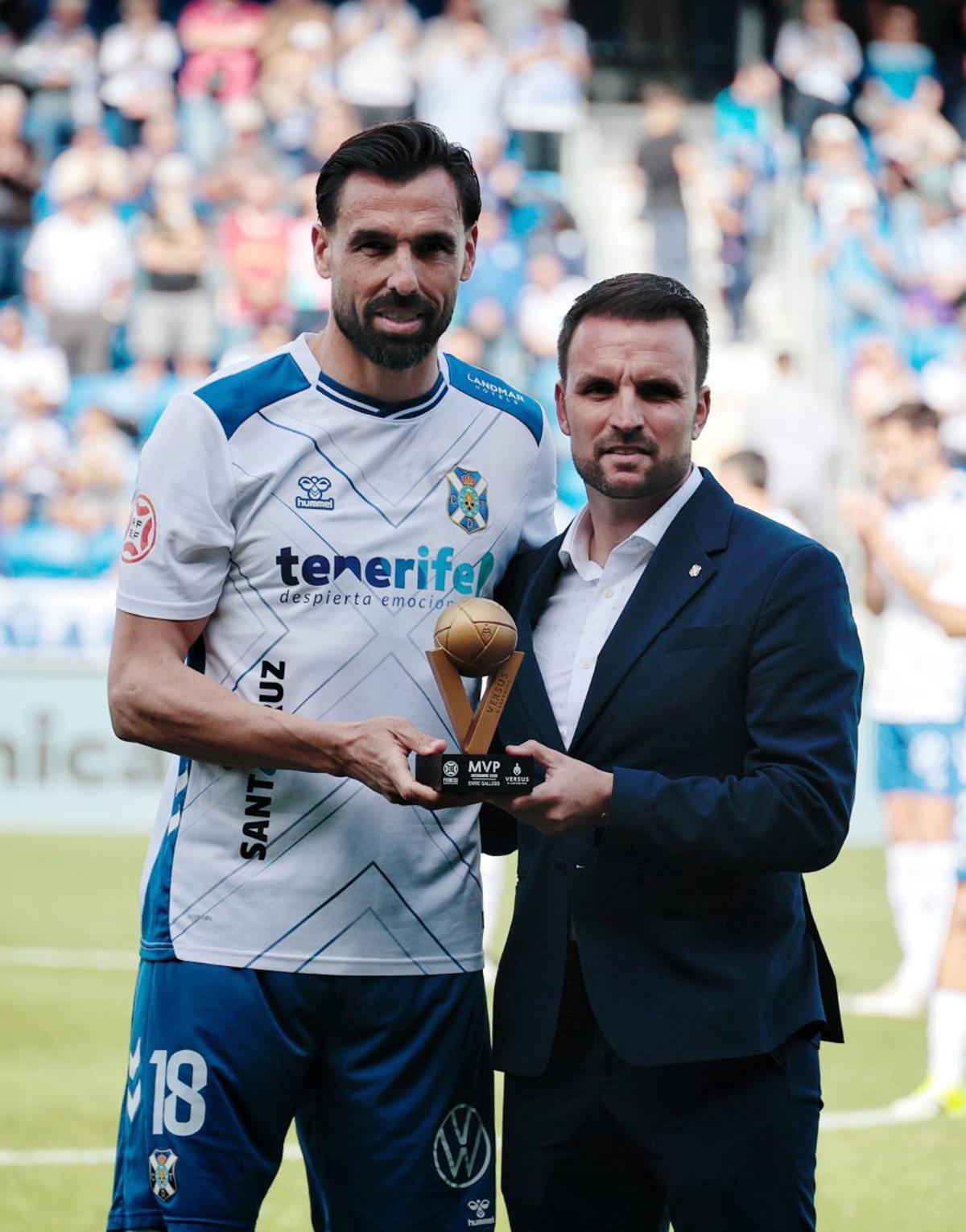 Enric Gallego recibe un premio por parte del vicepresidente del club. | MARÍA PISACA