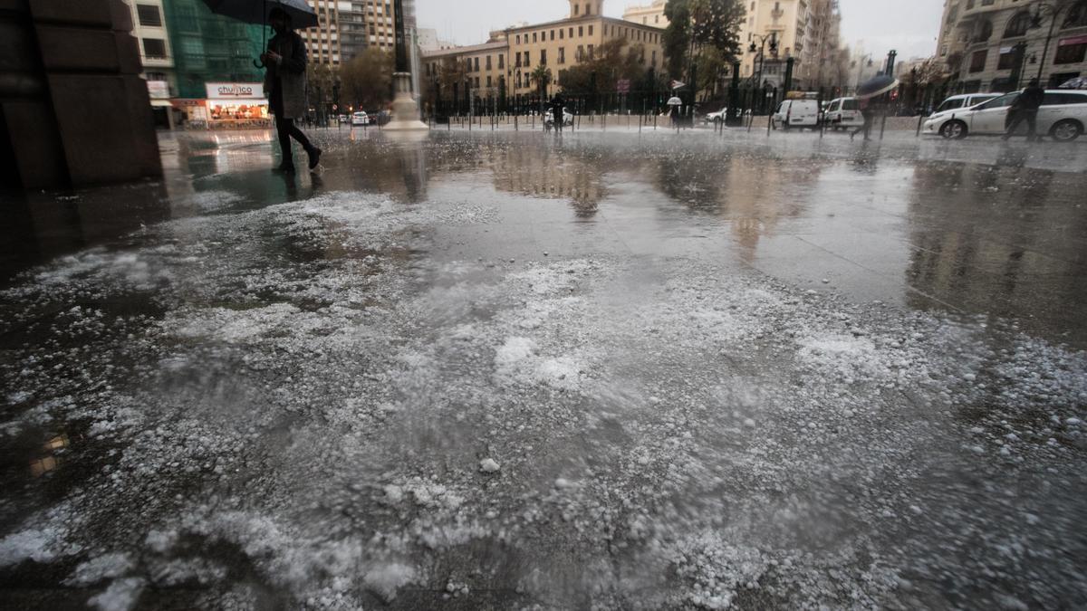 La intensa granizada caída en València ha provocado problemas en los semáforos de la ciudad