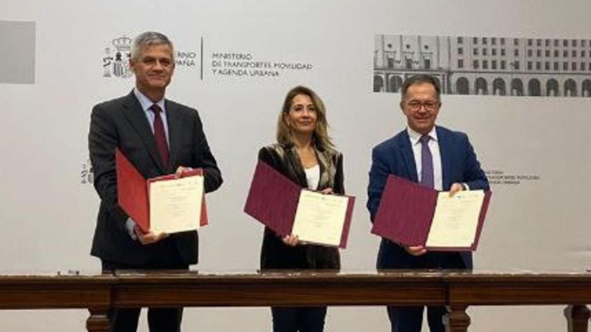 Josep Marí (d) y Raquel Sánchez, ayer durante la firma del acuerdo en Madrid.  | GOIB