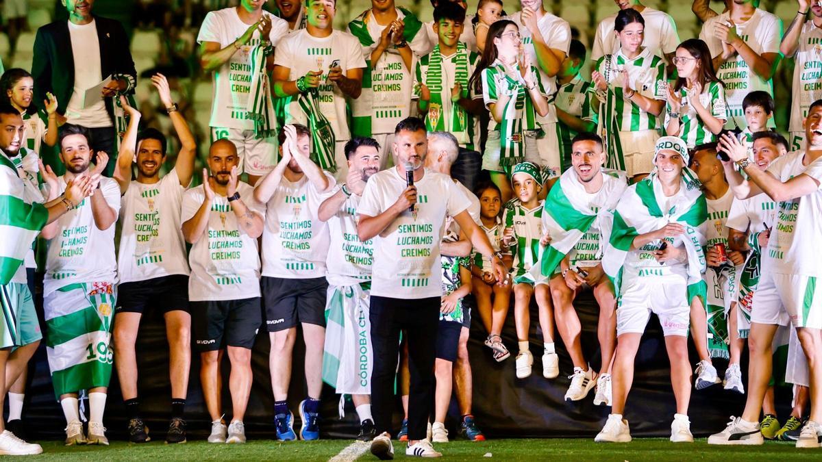 Iván Ania y la plantilla del Córdoba CF celebran el ascenso a Segunda División A en El Arcángel, el 23 de junio pasado.