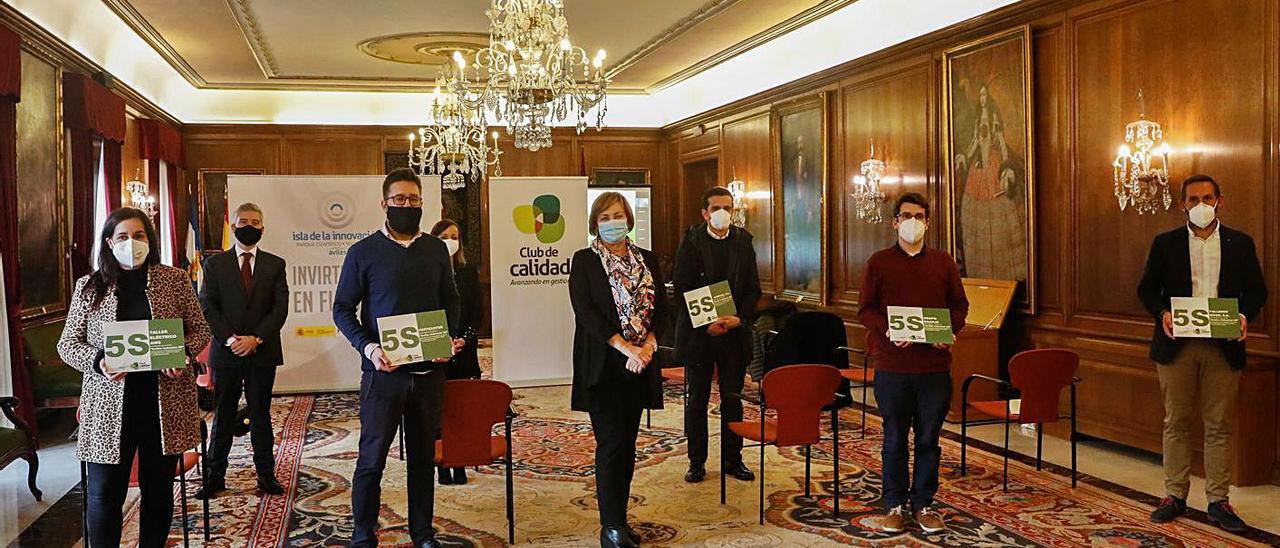 La alcaldesa de Avilés, ayer, rodeada por los empresarios avilesinos que participaron en el taller de implantación de la metodología “5S”. | M. Villamuza