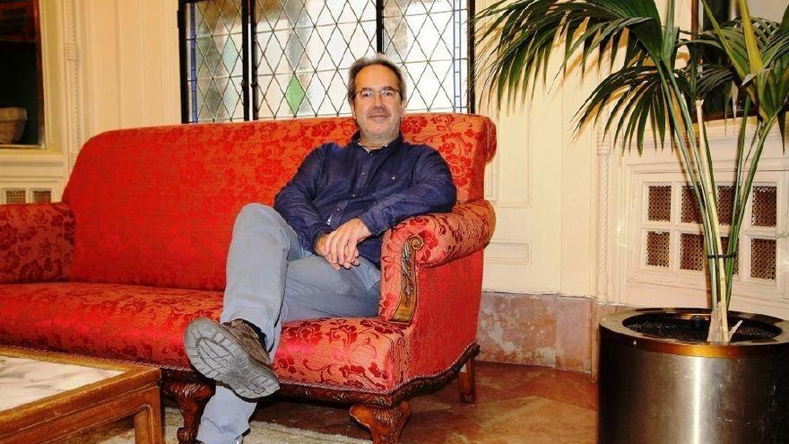 El alcalde, Francisco Guarido, sentando en el sillón redecorado.