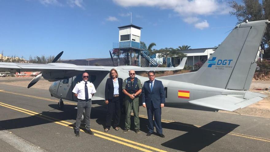 El director de la DGT, a la derecha, ayer en Canarias antes de las pruebas de una avioneta. // DGT