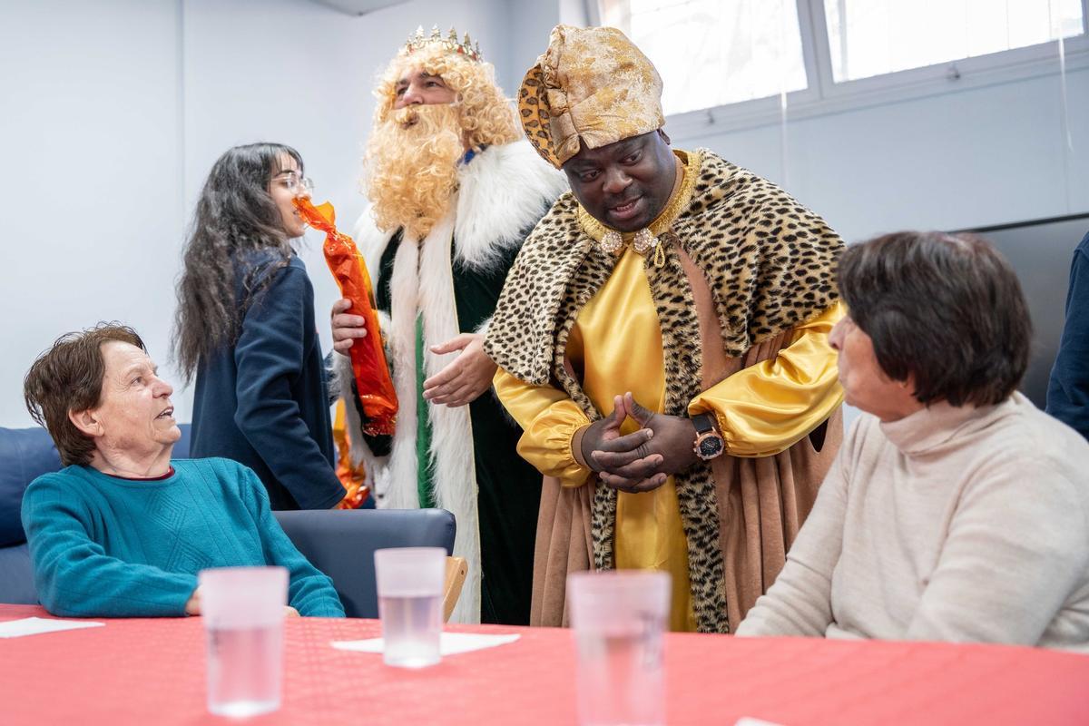 Los Reyes Magos visitan a los mayores de la capital extremeña.