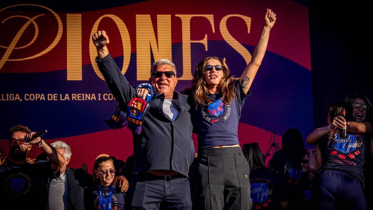 El Barcelona femenino celebra los títulos de la temporada con la afición un día después del ganar su cuarta Champions.