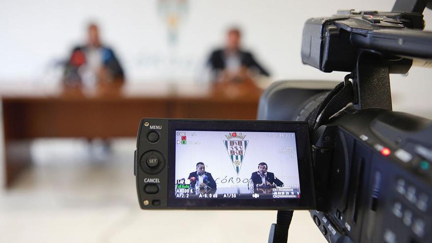 González Calvo y Germán Crespo, último entrenador del Córdoba CF, en una rueda de prensa.