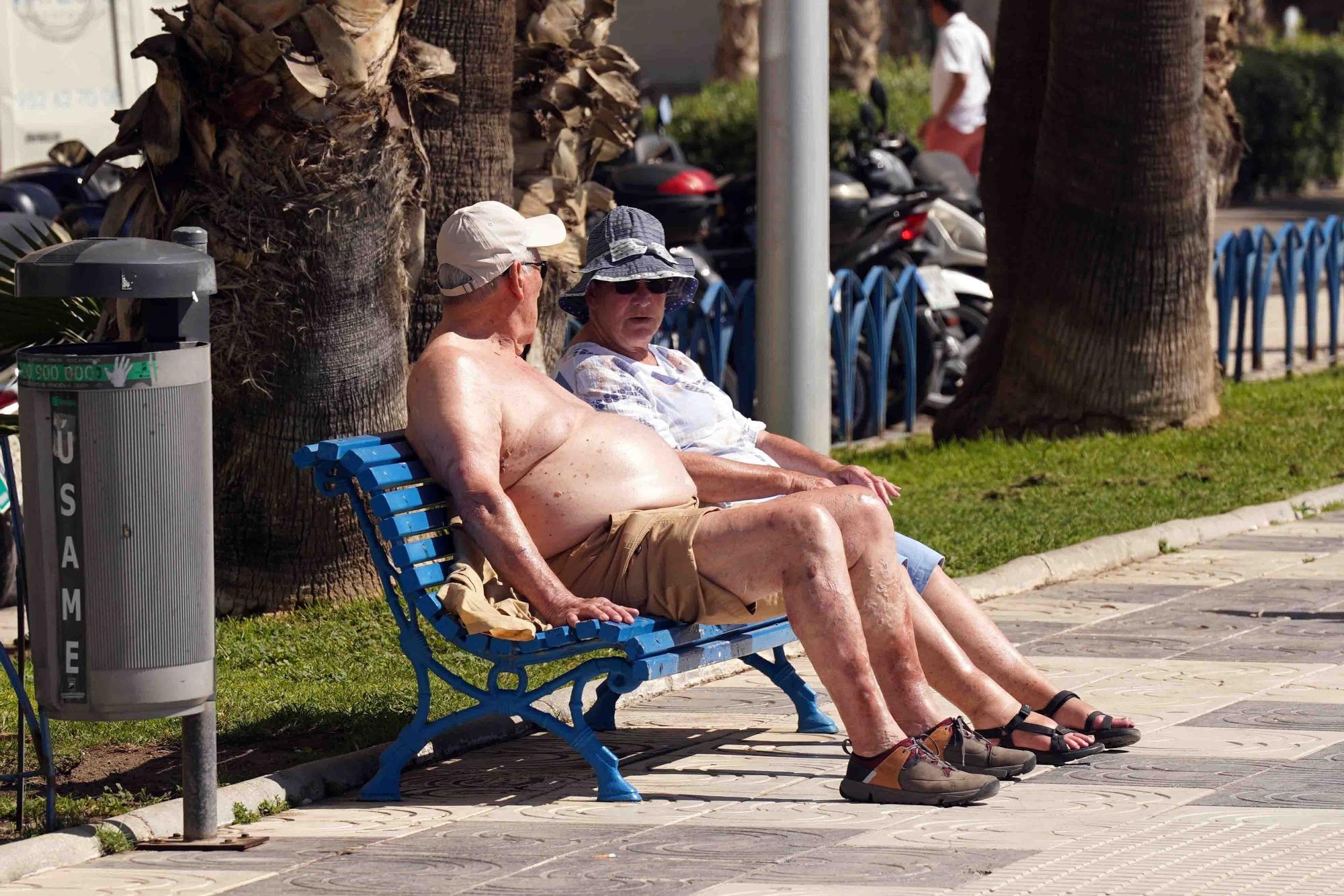 Calor en Málaga en el mes de abril. Bañistas en la playa de La Malagueta y turistas en el Centro de la ciudad, que supera los 28 grados.