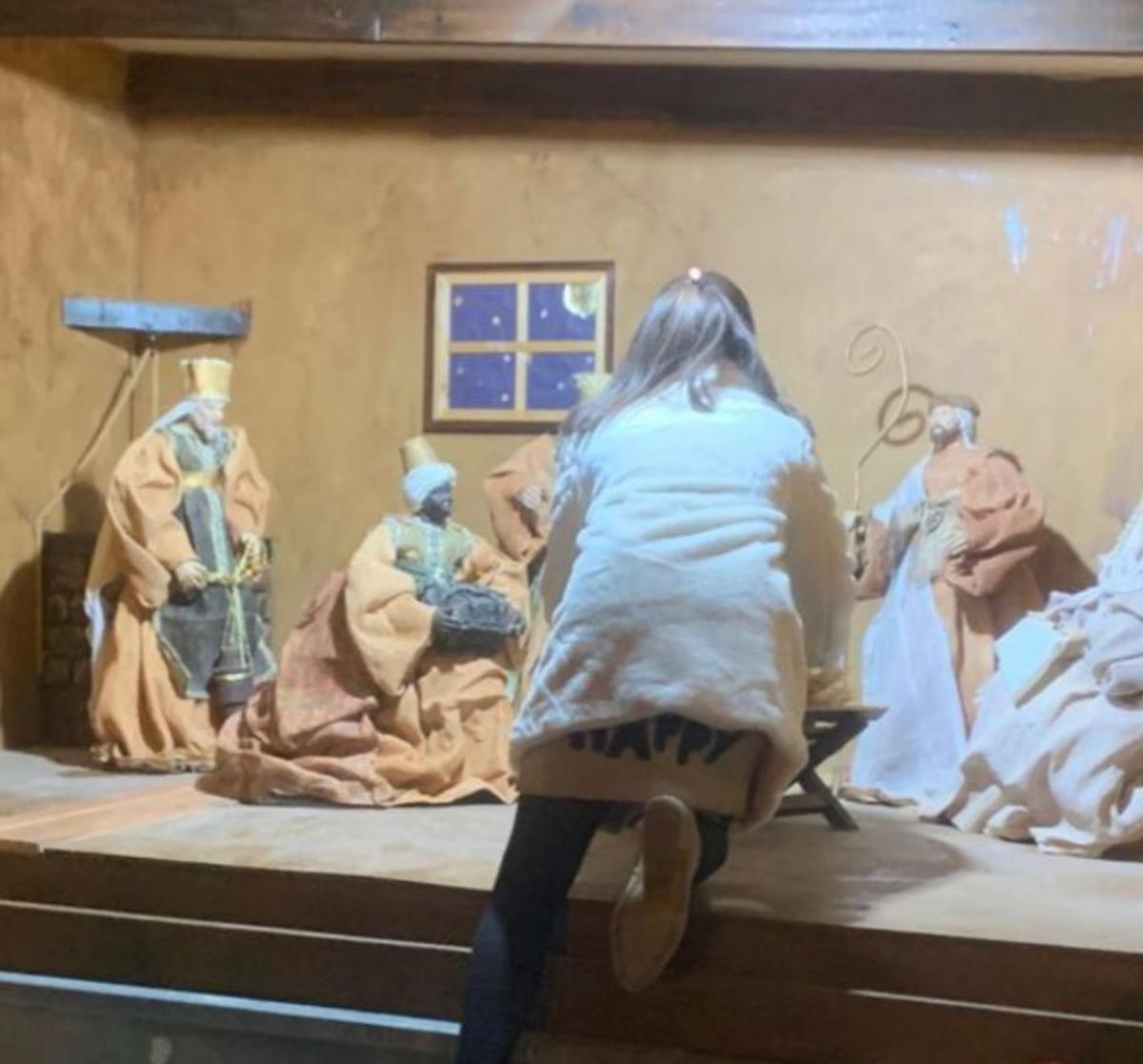 Los niños completaron el belén con la figura de Jesús. |