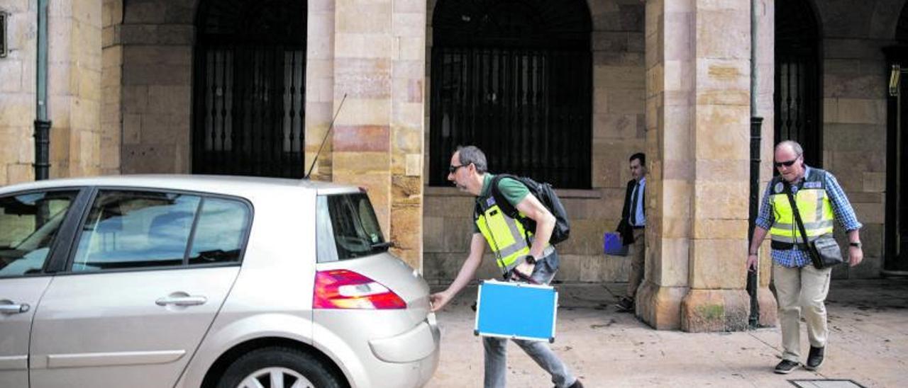 Agentes de la UDEF durante un registro en Oviedo. | Carolina Díaz