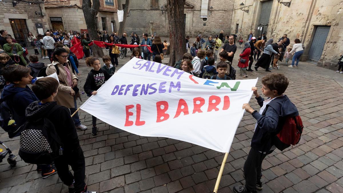 Concentración de alumnos y alumnas del San Felip Neri, en defensa de su colegio, el pasado noviembre.