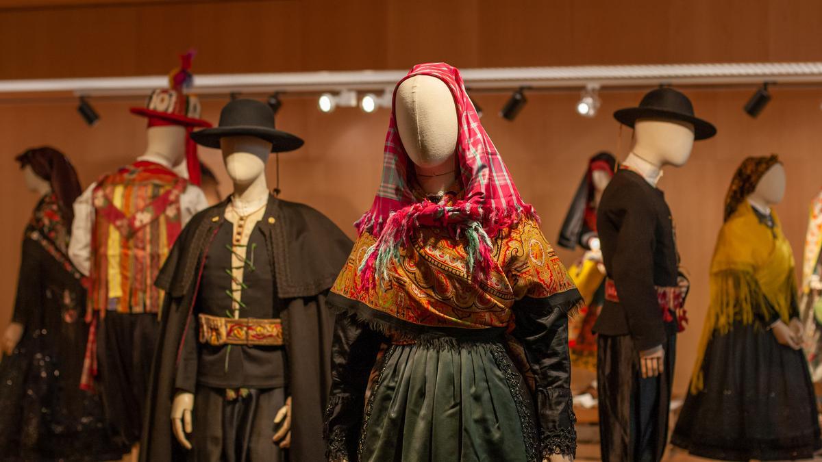 ZAMORA. TEATRO RAMOS CARRION. SALA DE EXPOSICIONES VISTIENDO EL CAMINO. INDUMENTARIA TRADICIONAL