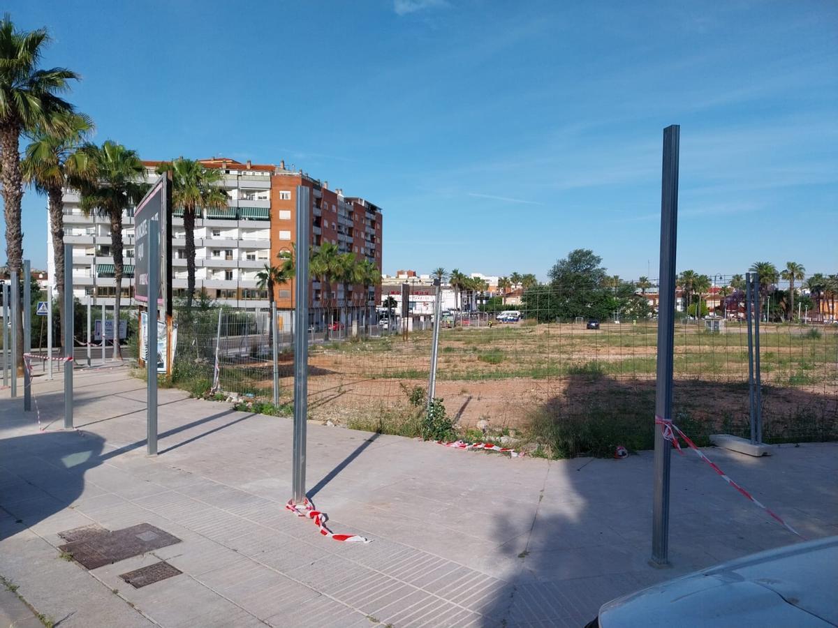Los postes de la nueva valla que se está instalando para perimetrar el solar.