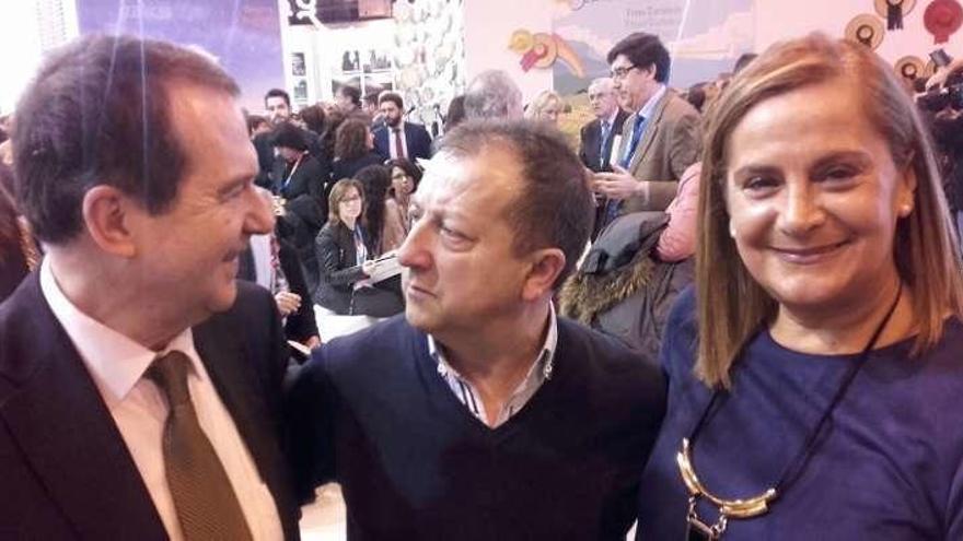 Manuel Dacal, en el centro, asistió a Fitur. // FdV