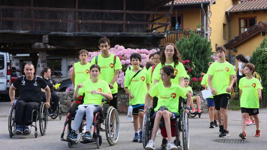 La dificultad hace equipo en Bueño: diecisiete niños con discapacidad física participan en una yincana entre hórreos