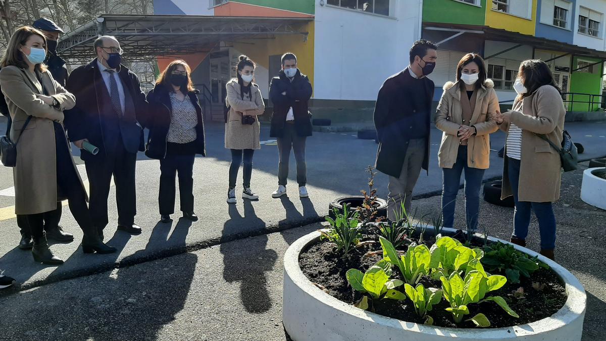 Un momento de la visita de hoy, en el exterior del colegio de A Pedra.