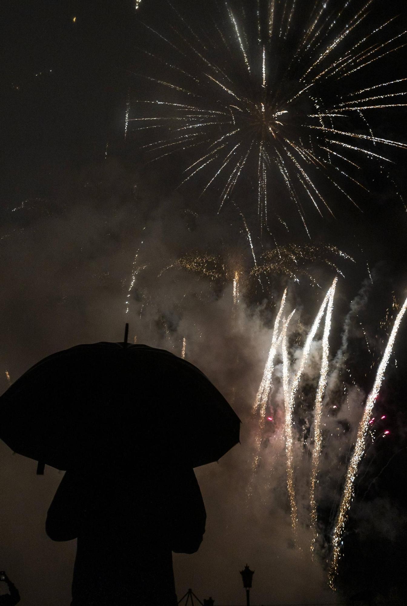 EN IMÁGENES: Así se vivieron unos fuegos de San Mateo bajo la lluvia en Oviedo