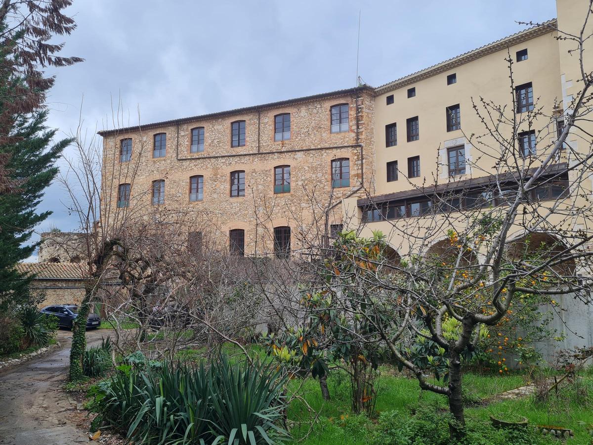 La façana de pedra de l'edifici.