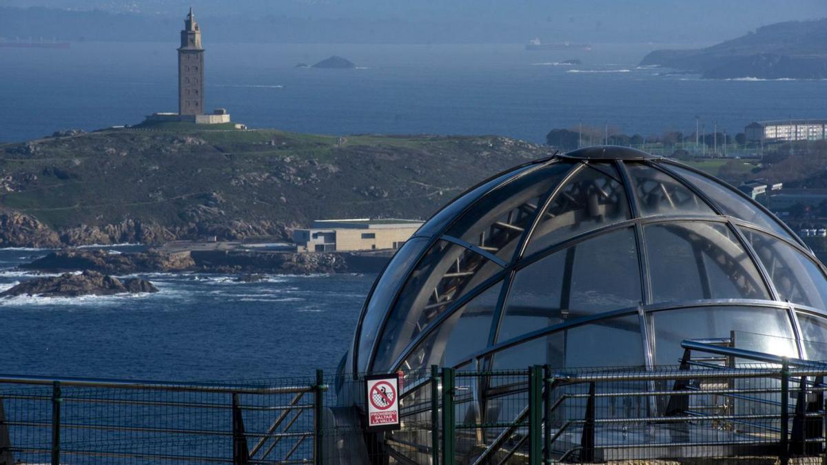 Vista de la Torre de Hércules desde el monte de San Pedro en A Coruña.