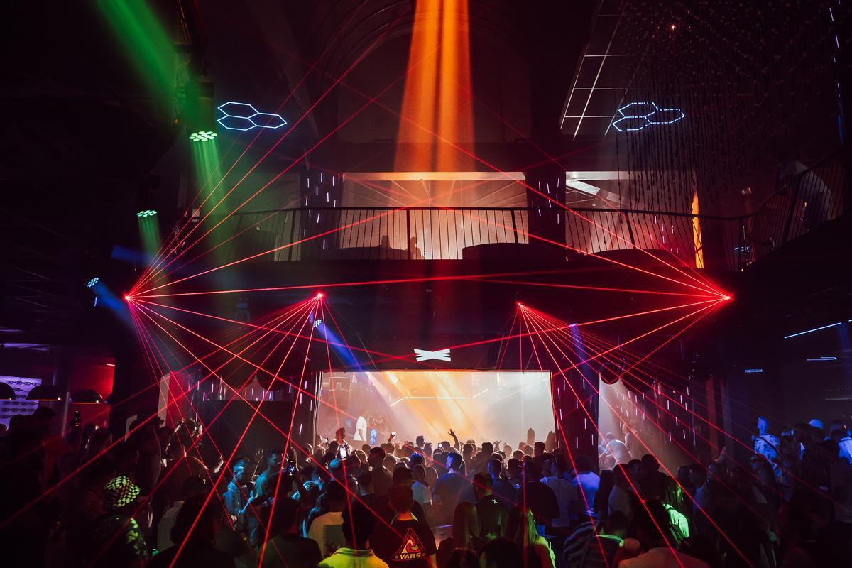 De lunes a domingo, Eden Ibiza celebra la diversidad y la innovación con una programación vanguardista y un enfoque absoluto en la música.
