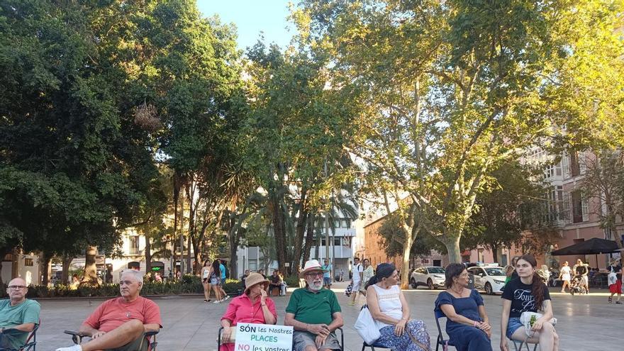 Arranca la cadena ‘a la fresca’ contra la masificación turística en Mallorca: más de 200 personas se concentran en Plaza de España
