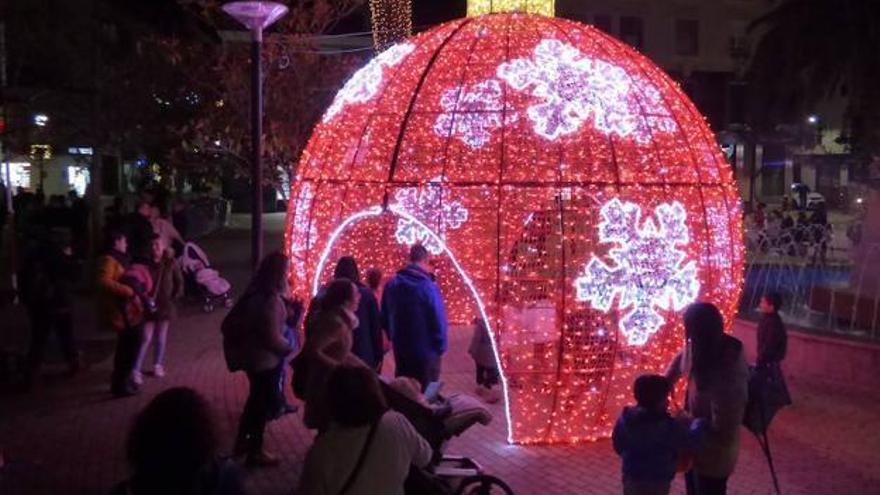 El Ayuntamiento de Navalmoral de la Mata se disculpa por el retraso en el alumbrado navideño