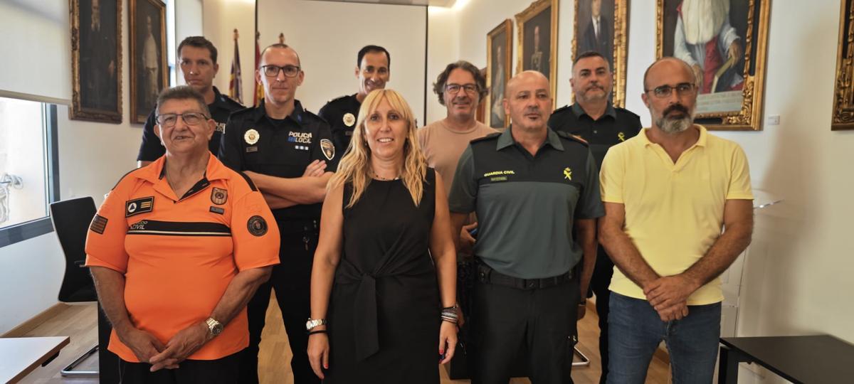La alcaldesa de Felanitx ha presentado el dispositivo del eclipse junto a las fuerzas de seguridad.