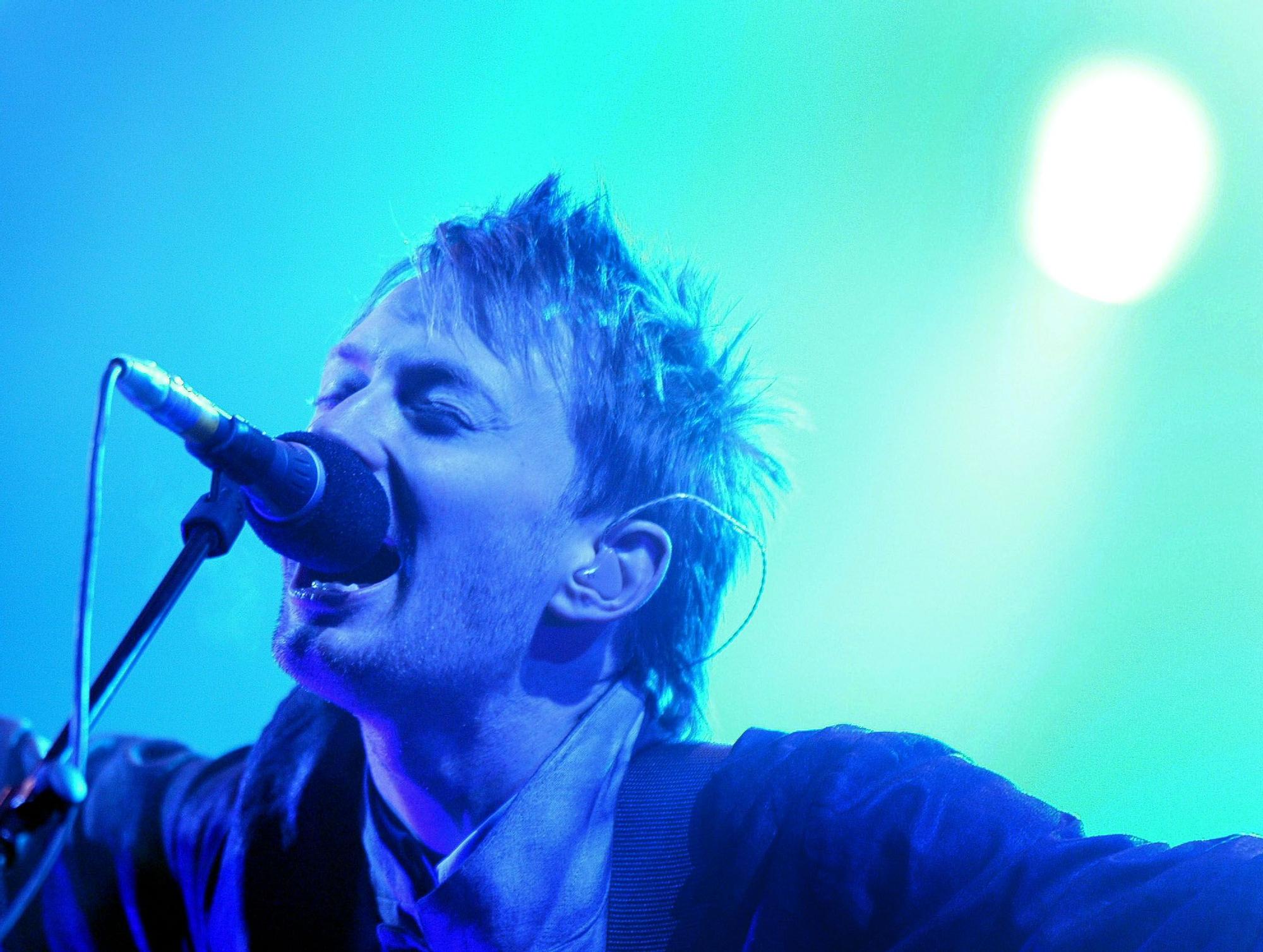 Thom Yorke, líder de Radiohead, en directo en el festival de Glastonbury en 2003.