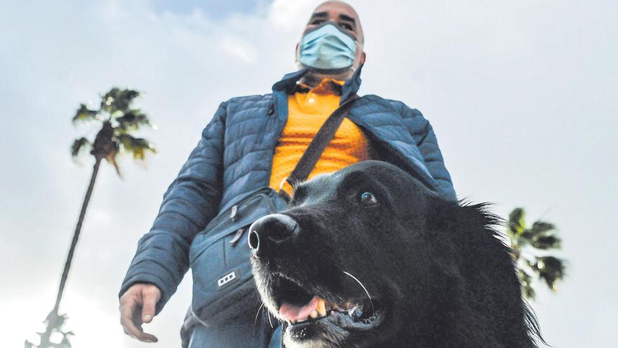 El grancanario Abel Hernández Segura con su perro guía en la Fuente Luminosa de Las Palmas de Gran Canaria el pasado viernes.