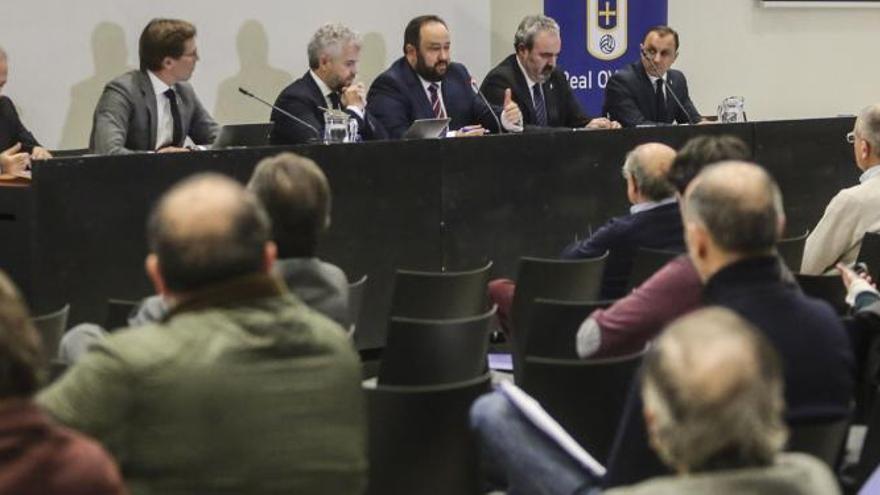 Imagen de la última Junta de Accionsitas del Real Oviedo en la que se convocó la ampliación.