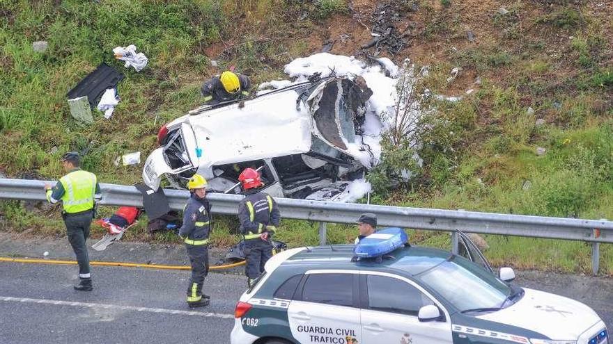 El coche que conducía Lucas Pérez, tras caer por el terraplén. // Iñaki Abella