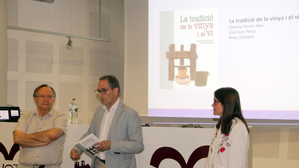 Un dels autors, Llorenç Ferrer, juntament amb l’alcalde de Sant Fruitós, Joan Carles Batanés, i la directora de la biblioteca, Berta Villaran