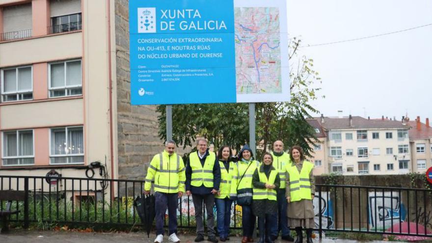 Políticos y técnicos, ayer, en calle Pardo Bazán. | |
