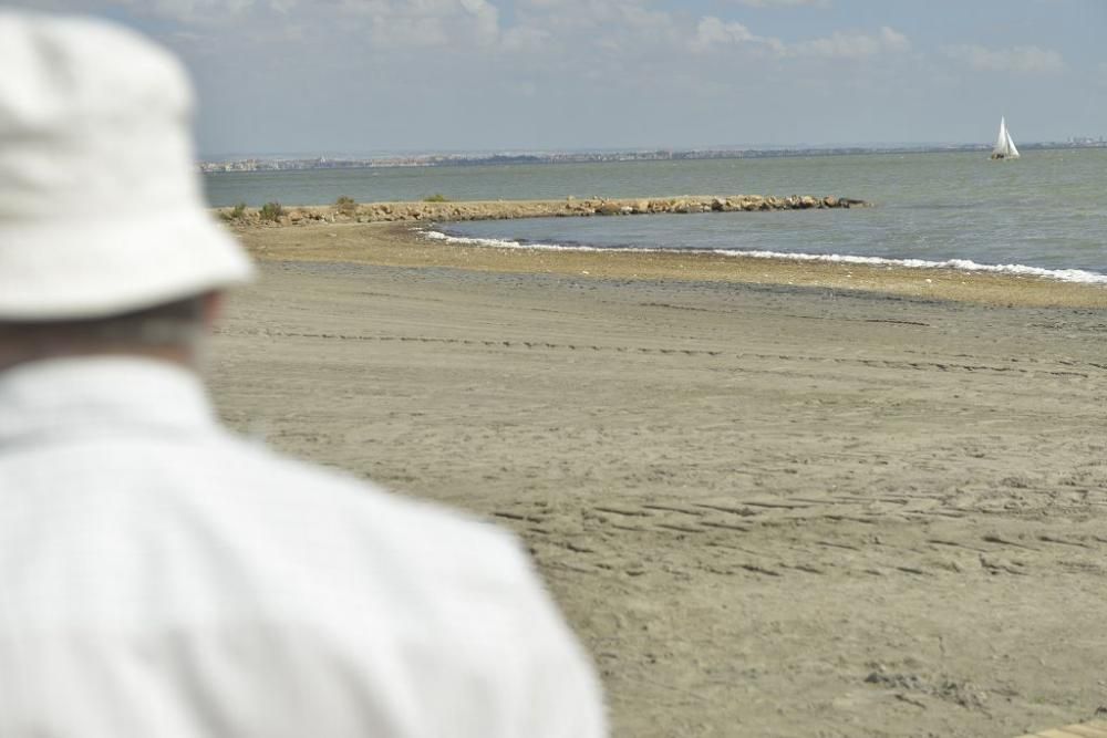 Protesta ante un Mar Menor que amanece cubierto de espuma