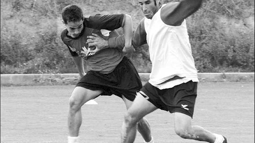 El defensa Lomba intenta proteger el esférico durante un entrenamiento