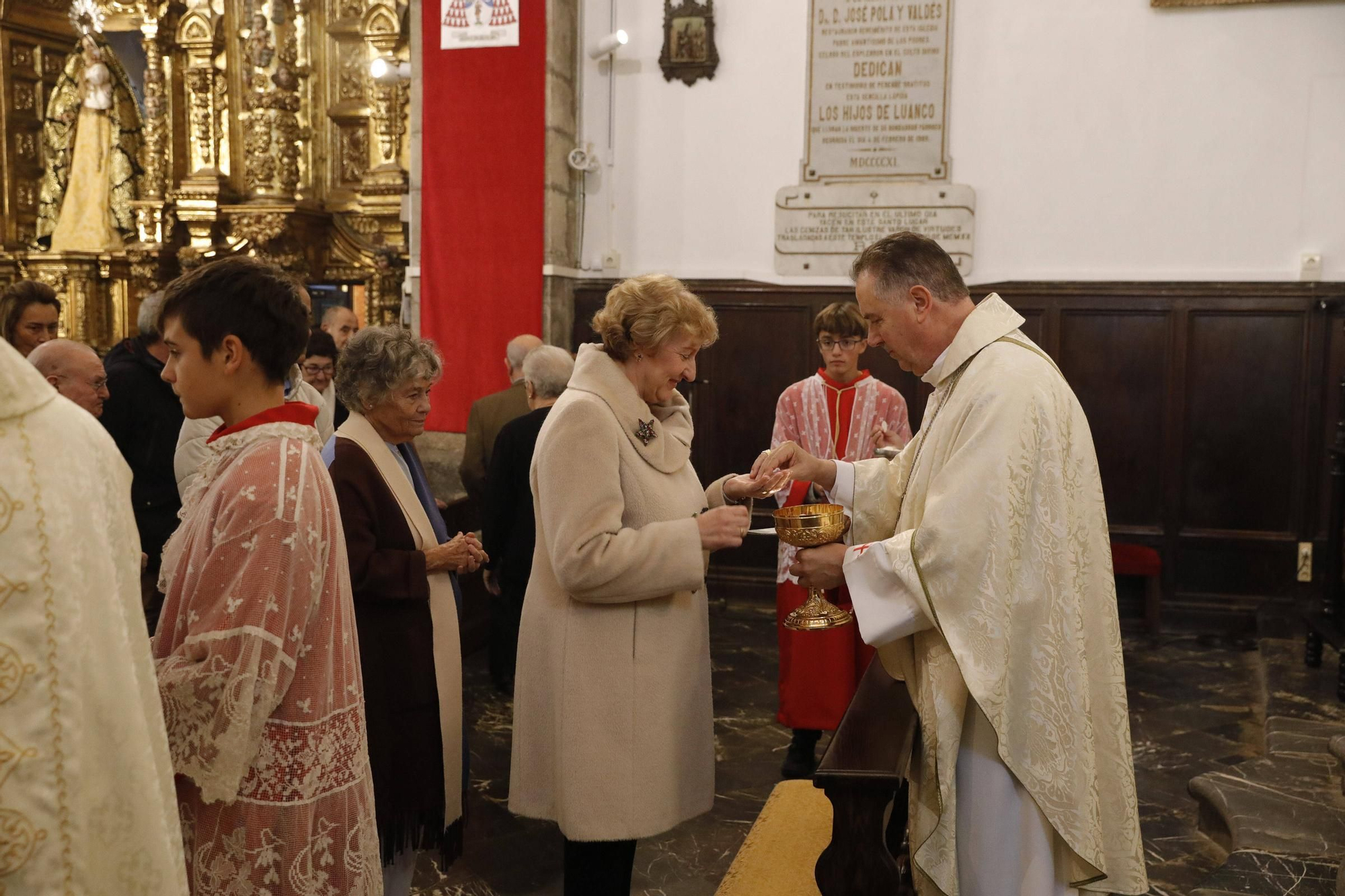 El cardenal Ángel Fernández Artime oficia la primera misa cardenalicia de Gozón en el día de Todos los Santos en la parroquia de Santa María de Luanco
