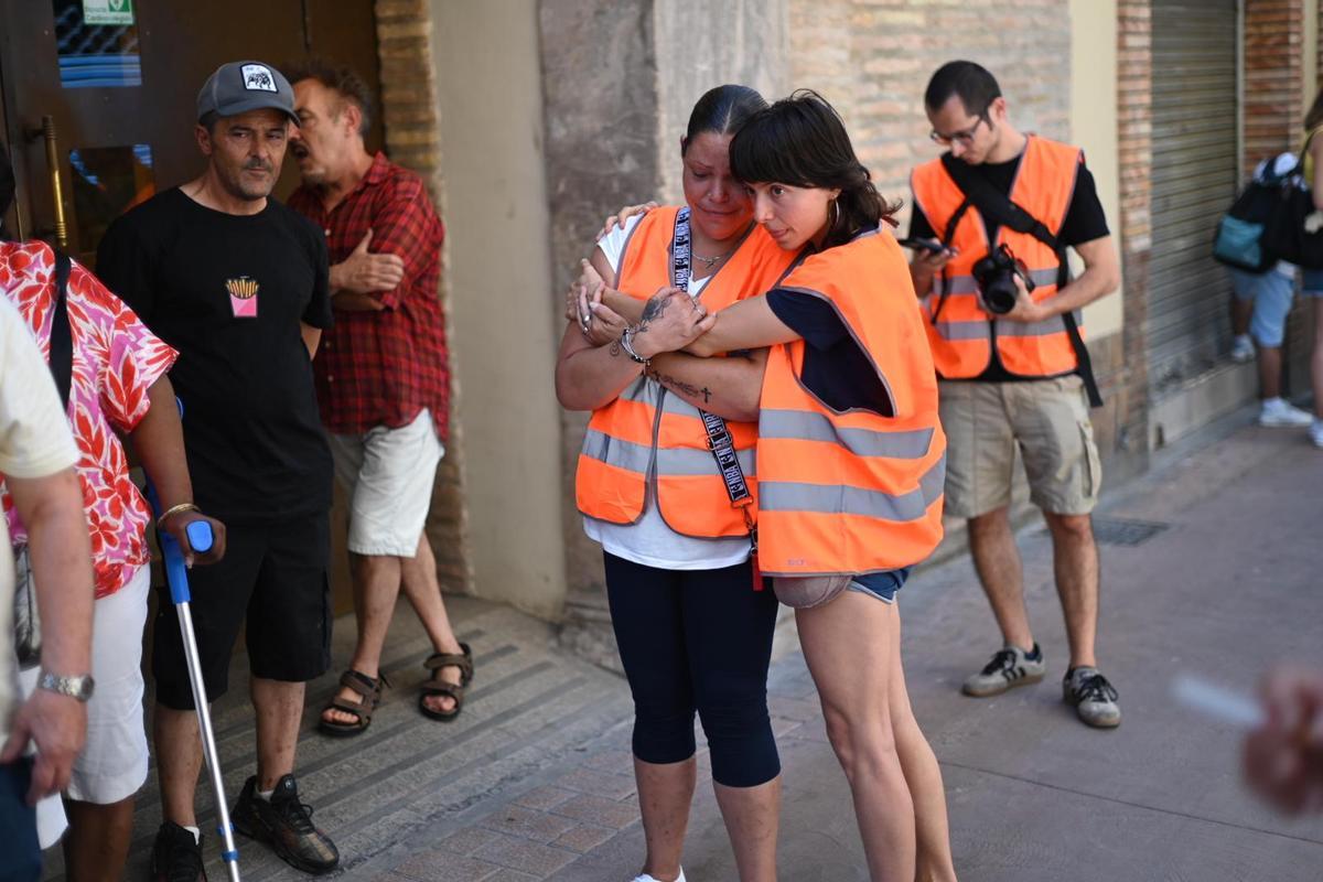 Activistas este martes ante las puertas de la sede de Zaragoza Vivienda.