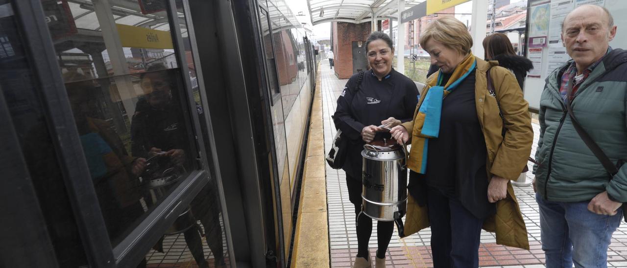 LA ALCALDESA MARIVI MONTESERIN Y LA COCINERA PILAR MEANA SUBEN A UN TREN CARGADAS CON UNA OLLA FERROVIARIA CON DESTINO A CANDAS