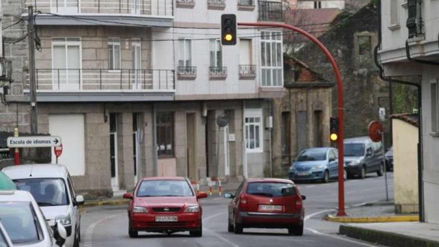 Semáforo en ámbar en la calle Juan Carlos I de Vilagarcía de Arousa.  // J.L:Oubiña
