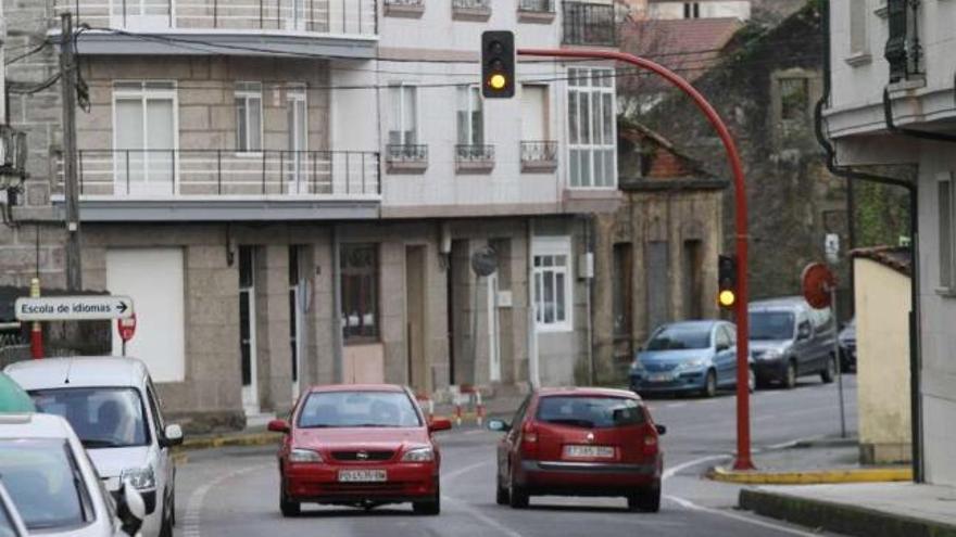 Semáforo en ámbar en la calle Juan Carlos I de Vilagarcía de Arousa. // J.L:Oubiña