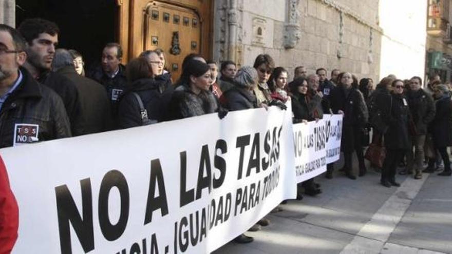 Concentración convocada por el Colegio de Abogados, a la que se sumaron también procuradores y el presidente de la Audiencia, Luis Brualla.