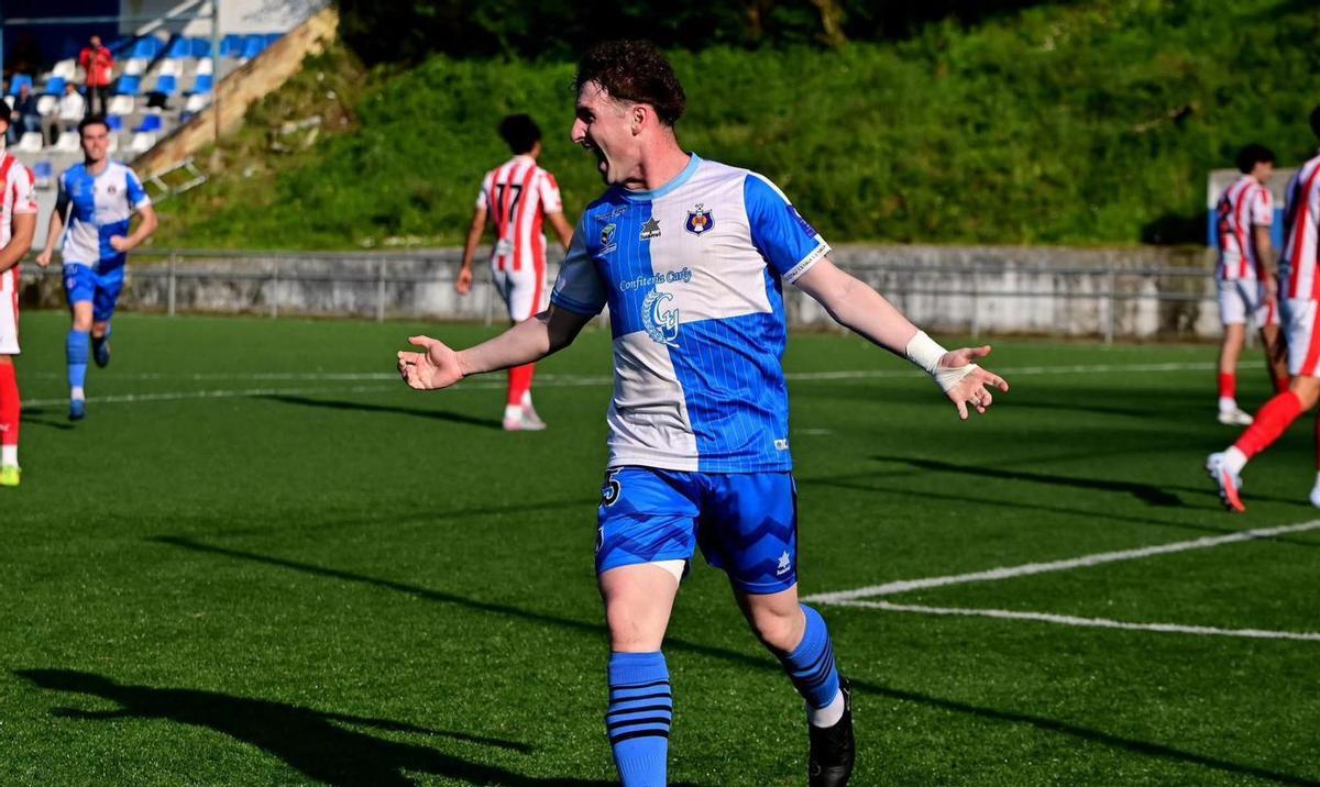 Carlos Mundaka celebra su gol  ante el Sporting Atlético.   | ADORACIÓN SÁNCHEZ MANZANO