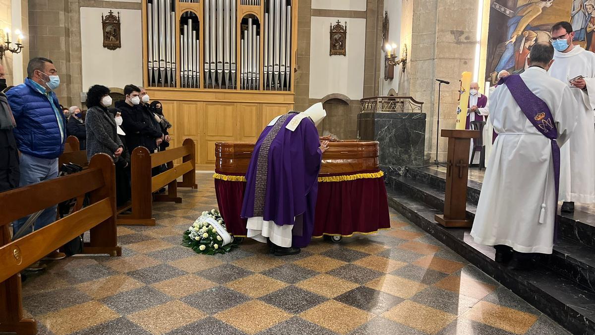 Emocionado funeral en Pola de Siero por el cura "Tito"