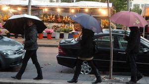 rjulve9302208 lleida  31 10 2008  vecinos de lleida con paraguas en mercad181030115340