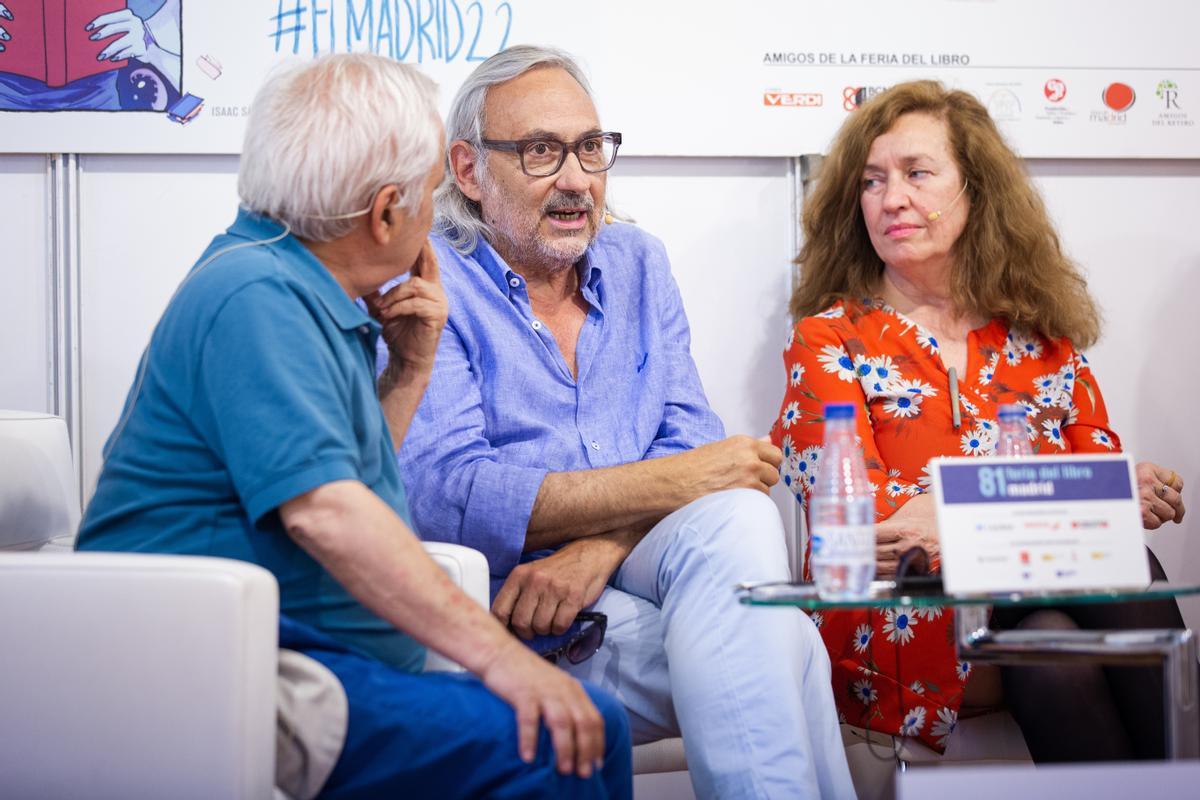 Juan Cruz, Miguel Munárriz y Lola Larumbe, en otro momento de la charla.