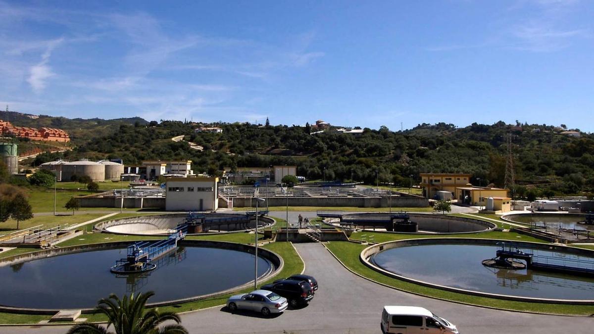 Instalaciones de la depuradora de agua residual La Víbora, ubicada en Marbella, que gestiona Acosol.