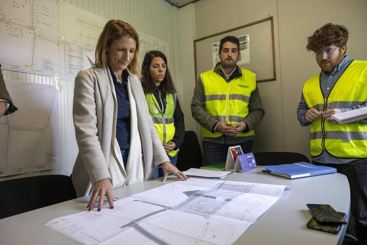 La regidora Belén Soto observa un plano.